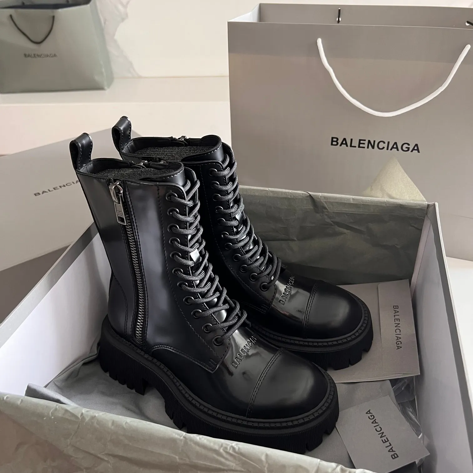👟👟Ex-factory price 720👟👟 Women's shoes, women's clothing BALENCIAGA# Balenciaga's new big-toe derby shoes TRACTOR big-toe derby shoes loafers👞 Original medium-gloss open-edge beaded cowhide. Restrained and stylish. Matched with the brand logo on the shoe cover. The rhythm of closing your eyes. The lining and foot pads are made of black silk cowhide. The texture is soft and delicate. The gear-type rubber outsole is increased by 5cm. Size: 35-40 (customized in size 40, non-refundable)